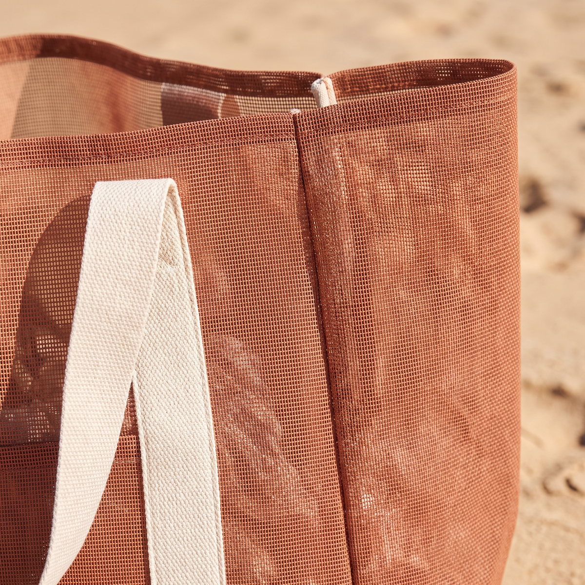 Mesh Beach Bag - Tierra Clay — detail shot